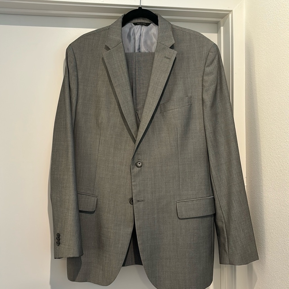 Men’s Banana Republic 2 Button Grey Suit - Sz 44L jacket, 36/34 pants
